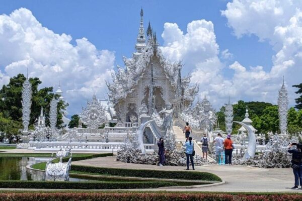 chiang rai white temple blue temple black temple by voyon.co