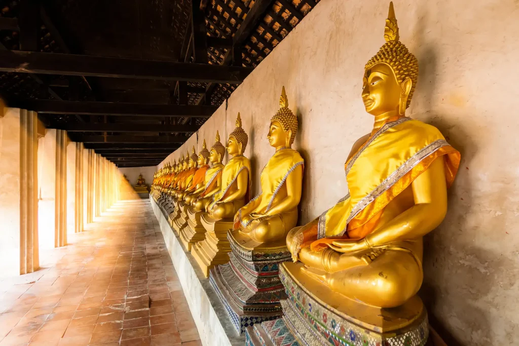 corridor-with-buddha-statues-wat-doi suthep temple, chiang mai by voyon.co